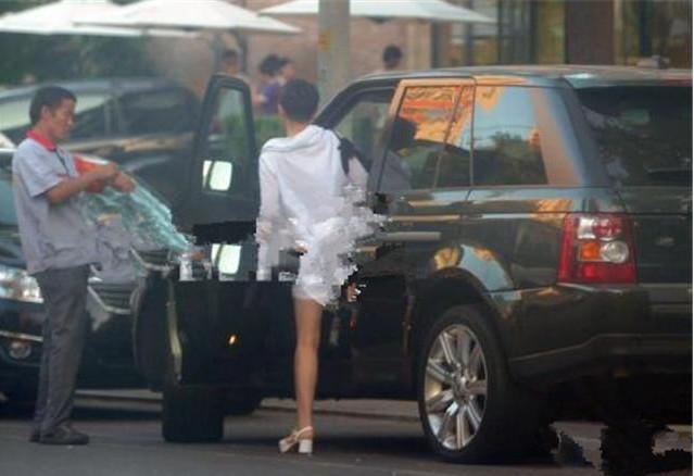 这辆价值269万的路虎揽胜也是她的座驾之一,看宋丹丹的背影完全没有56