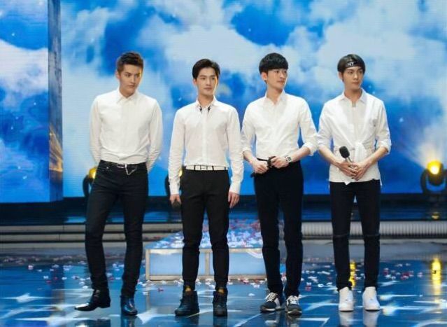 毕竟张翰身高腿长,仅仅是站在那里就非常吸引人