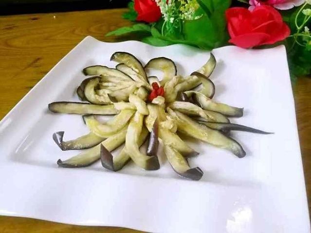 清蒸菊花茄子,能够拿得上桌的花式蒸茄!