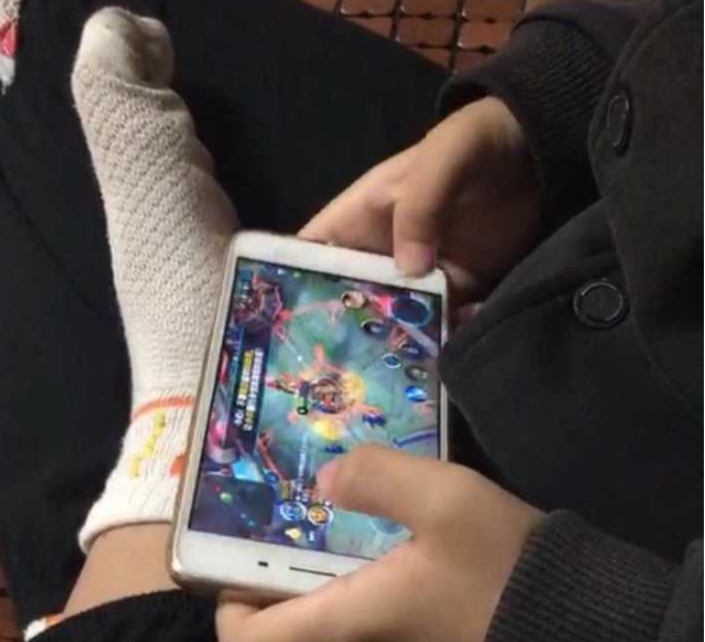 假期回家身边的小孩疯狂痴迷王者跟吃鸡,父母不知该怎么办?