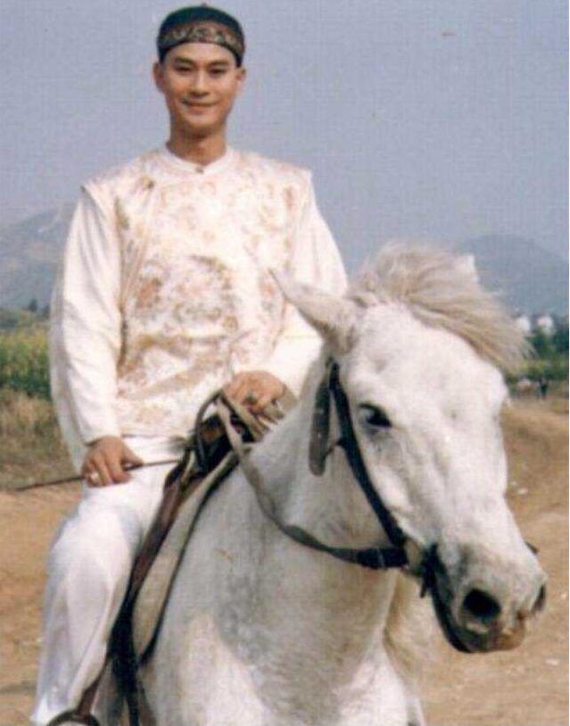 植发古装男子(男生植发发大概需要多少钱)