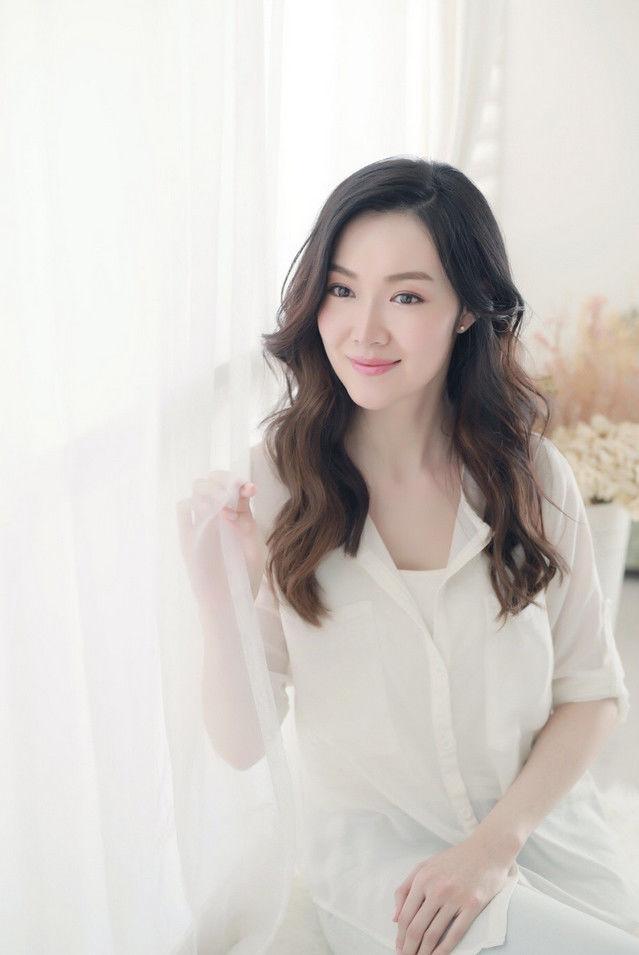 她是赵薇老公前女友,分手后又嫁富商,气质完全不输赵薇!