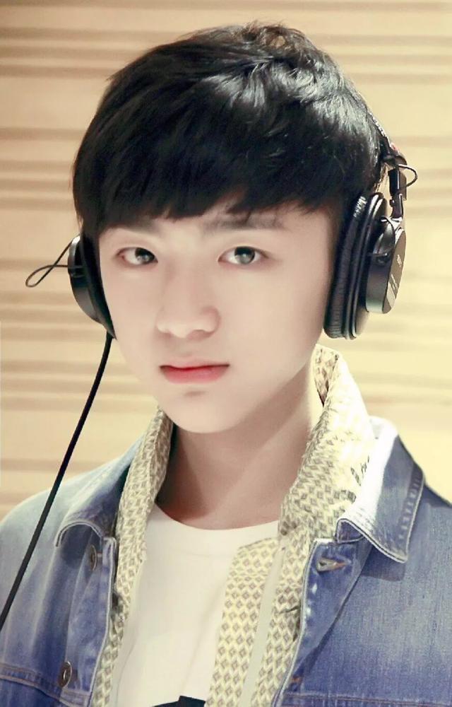 他是tf师弟,命运却截然不同跟原公司闹翻,15岁退出娱乐圈