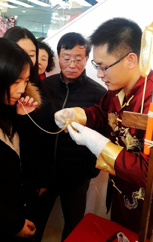 寻找年味中国民间绝活吹糖人