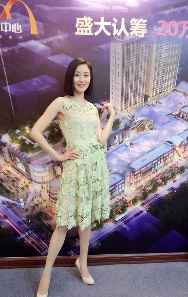 当年的马小玲这样穿忒有气质,一点都没有变老,这是逆生长?