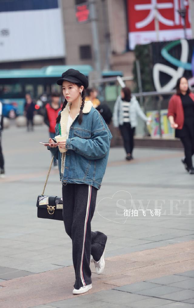 重庆街拍:绒面红夹克 破洞卷边牛仔裤,时尚又潮流