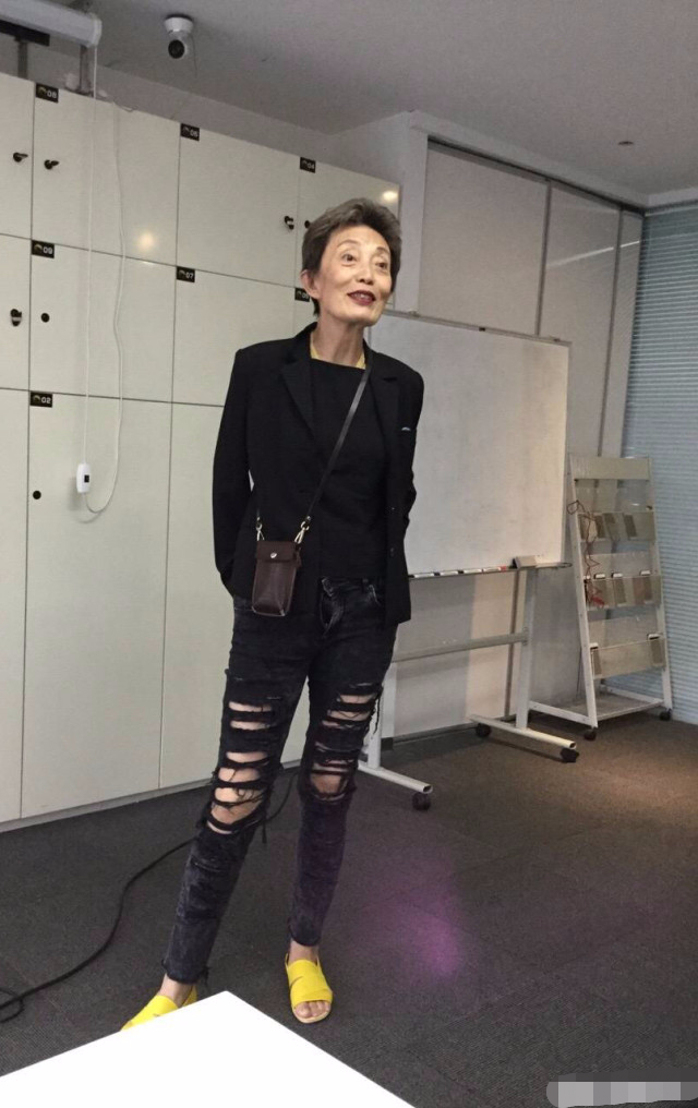 韩姨无惧曾志伟起诉,开心晒美照高呼打倒曾志伟