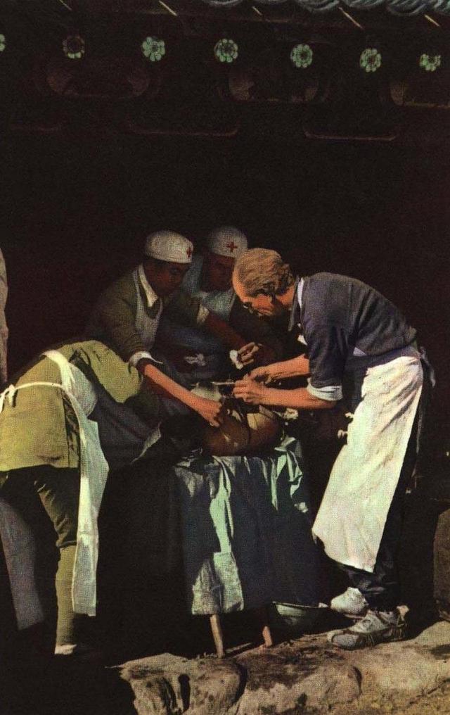 5月,白求恩率一批医护人员离开延安,前往晋察冀边区,成了一名战地医生