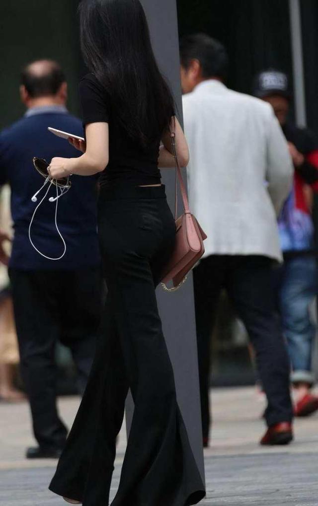 靓丽女生黑色宽腿裤, 精致的五官, 时尚的穿搭让人眼前一亮