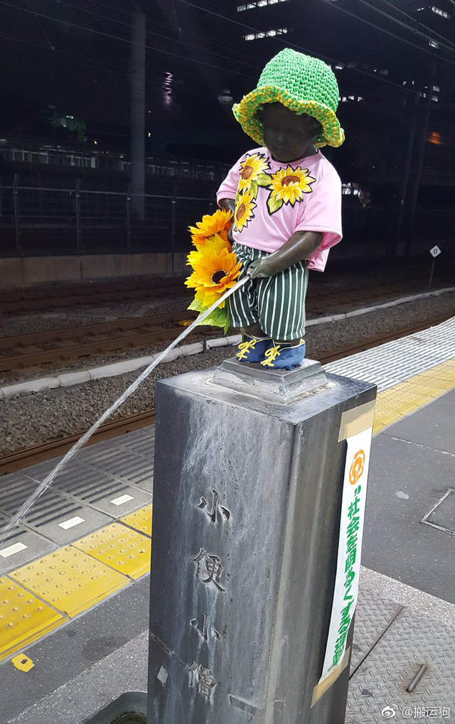 日本滨松町车站有个每月变换不同造型的尿尿小童