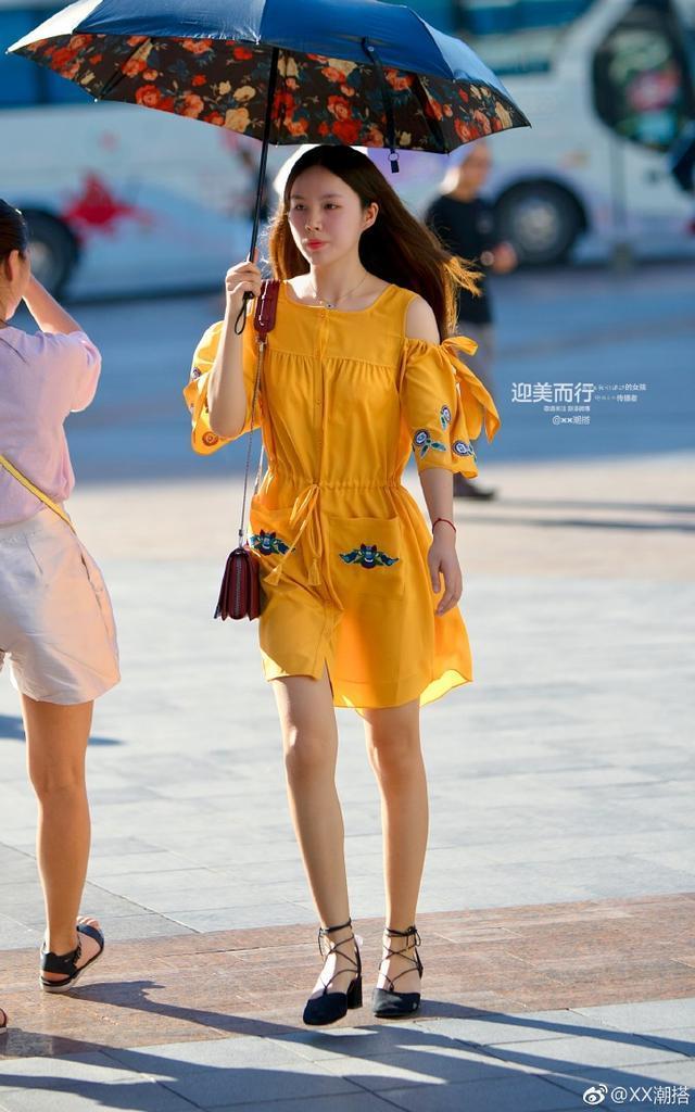 街拍小姐姐亮色上衣潮味十足漂亮的小蛮腰加分