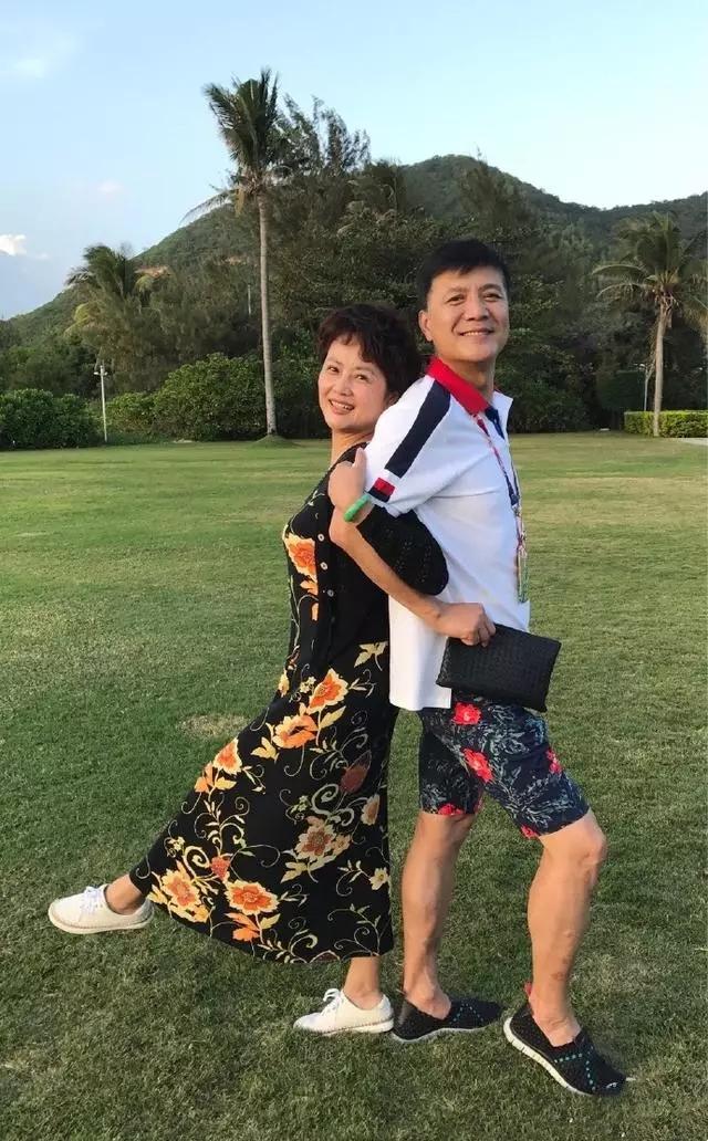 刘之冰与博士副教授头衔的前妻冯丽萍离婚,带着自己的儿子刘思博生活.
