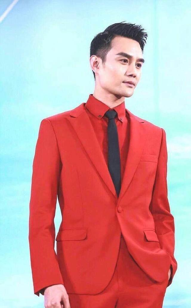 这些男明星都穿过"红西装",杨洋李易峰最帅,王凯很奇怪