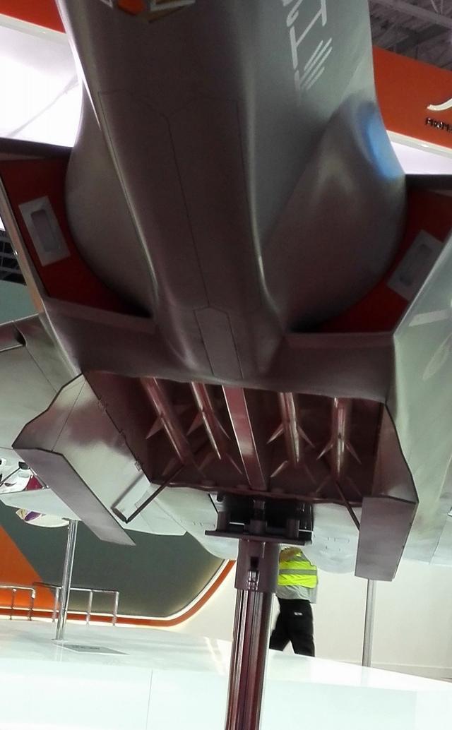 难得一见!歼31开弹舱画面首次曝光:可能无法挂载远距离格斗导弹