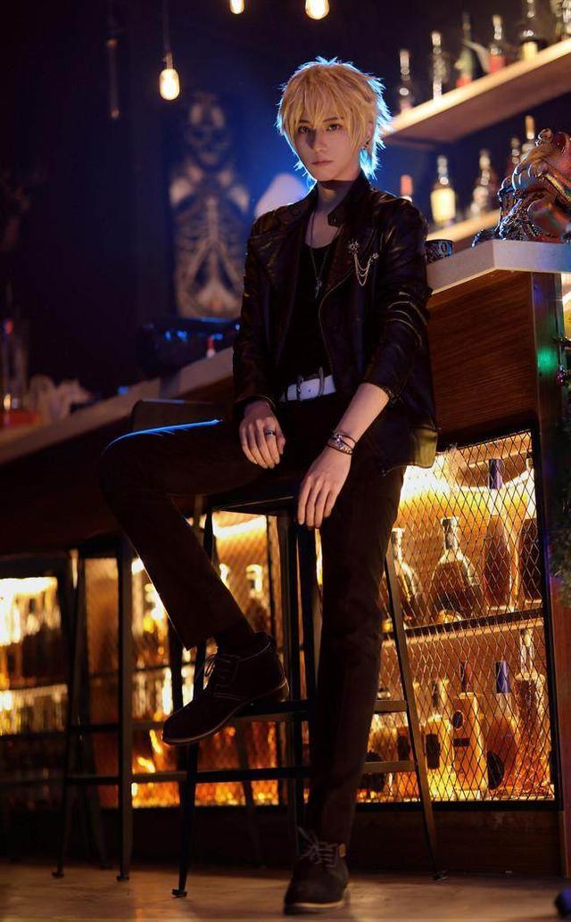 给大佬递薯片恋与制作人周棋洛的cosplay欣赏