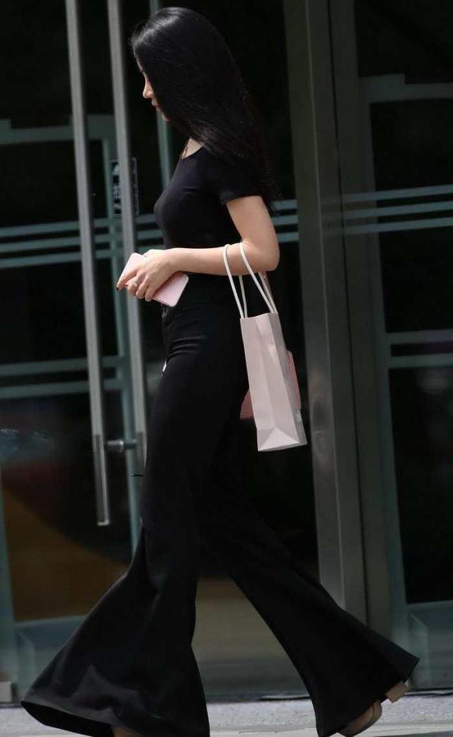 靓丽女生黑色宽腿裤, 精致的五官, 时尚的穿搭让人眼前一亮