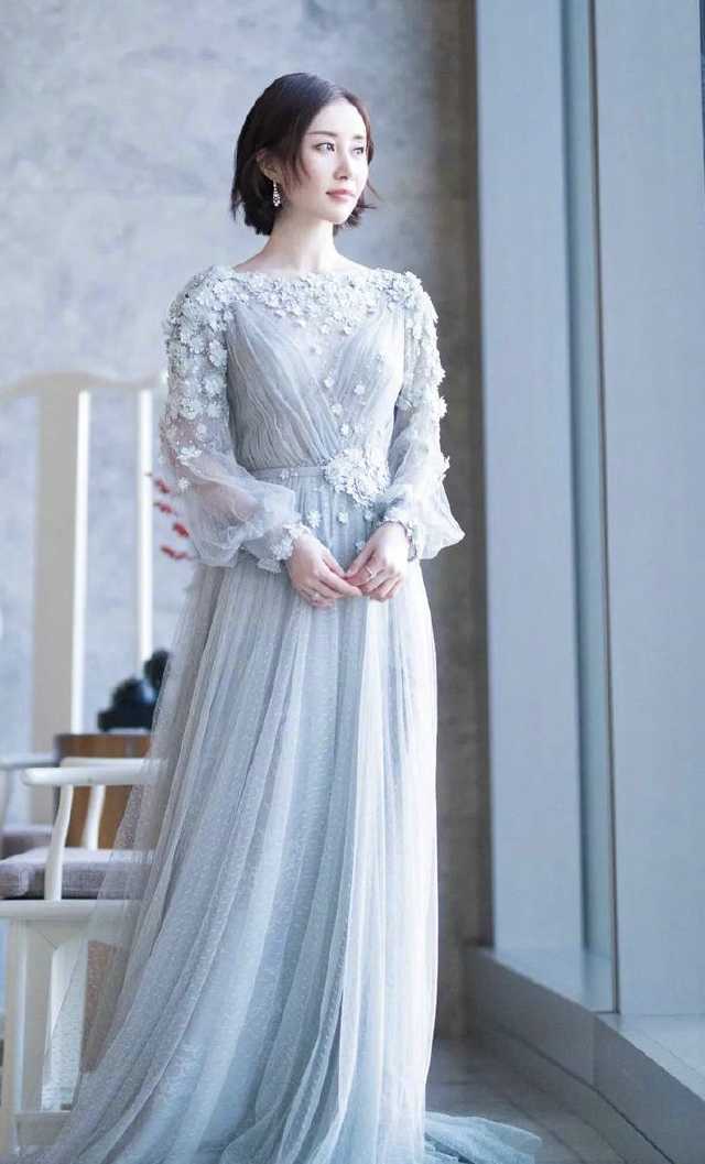 舒畅一组美照显成熟干练,衣服怎样搭配都很大气美丽动人!