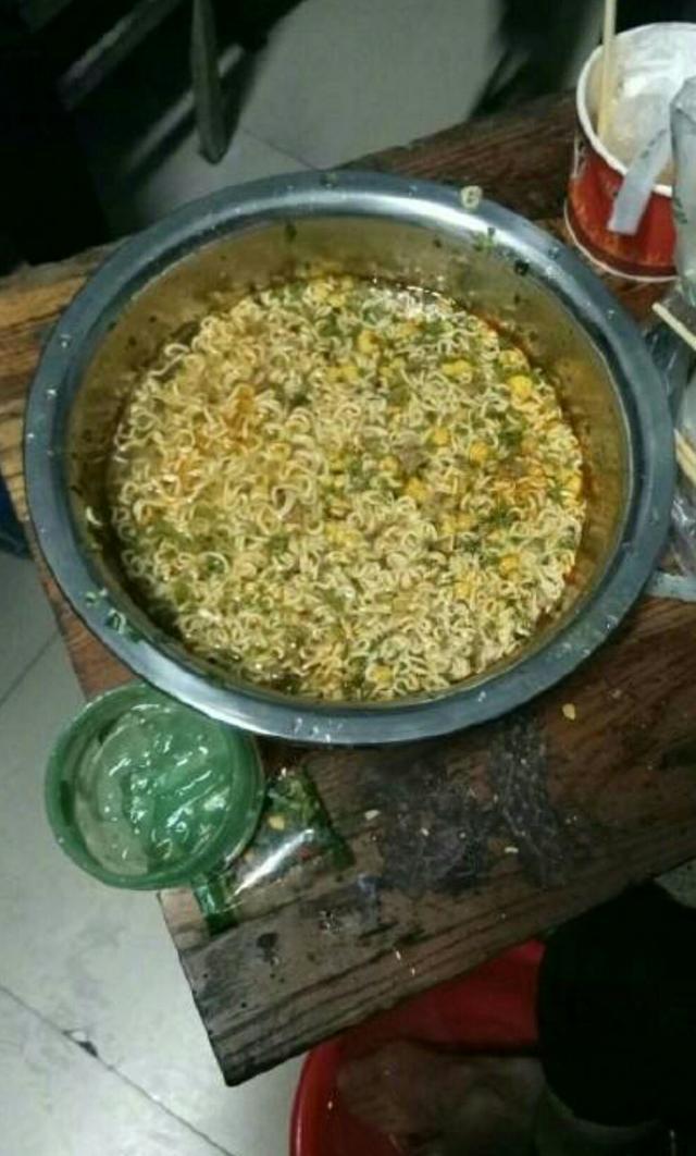 有一次,舍友泡了一桶泡面,玩着手机等了n久,终于可以吃了,才刚拿起