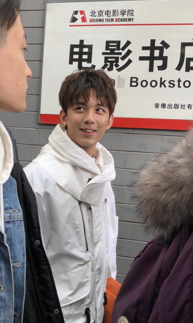 吴磊素颜现身北电三试 状态轻松自如