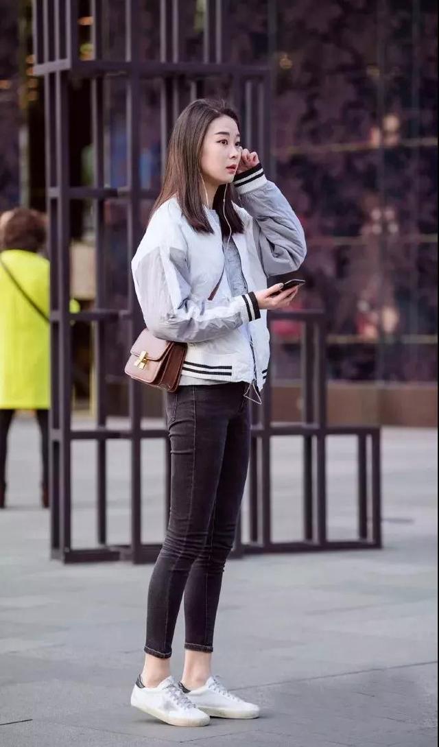 清纯女生黑色紧身牛仔裤, 搭配白色宽松上衣尽显时尚潮流范