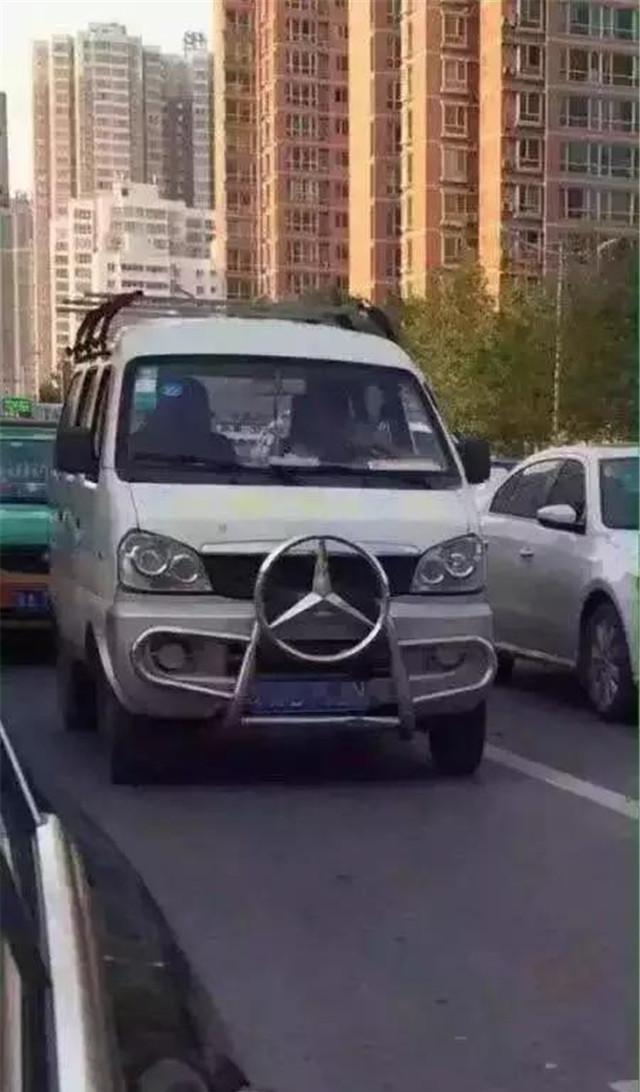 搞笑归搞笑人人要记着啦,给车标加装潢属于灰色地带,处于罚和