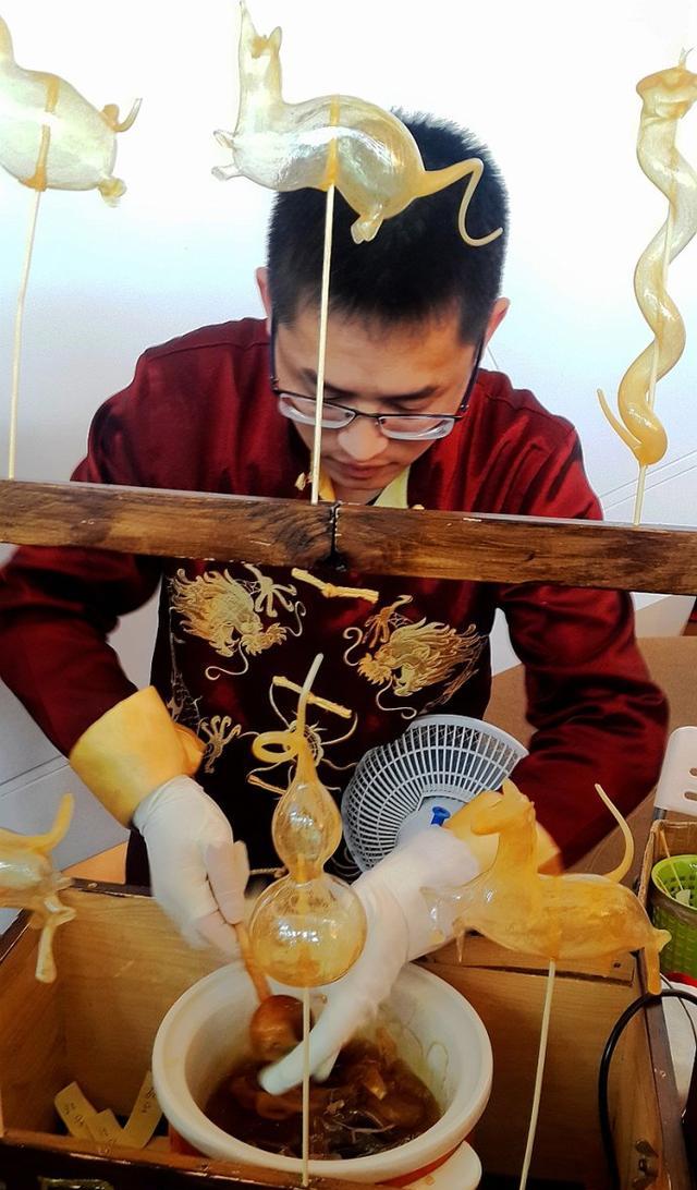 寻找年味中国民间绝活吹糖人