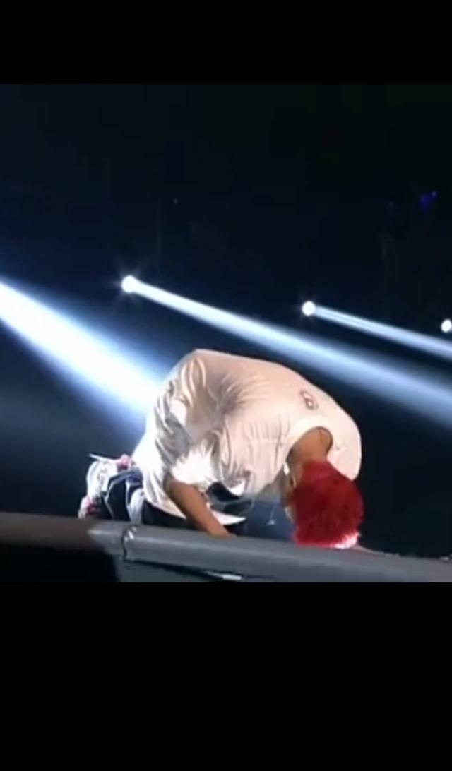 杜海涛跪"偶像"被骂惨,权志龙跪拜粉丝获赞誉无数