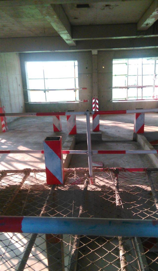 现场排水沟值班室围挡宣传画通道防护棚安全通道水电埋设样板粉刷洞口