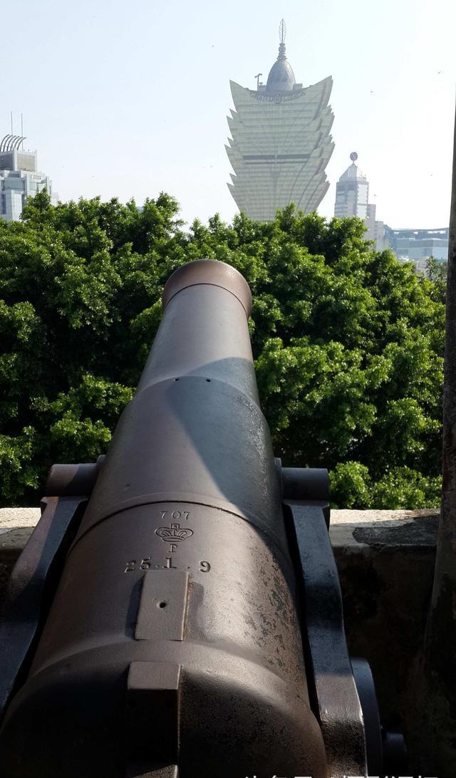 现今,大炮台的中央为1998年建成的澳门博物馆,而大炮台城堡的顶层则为