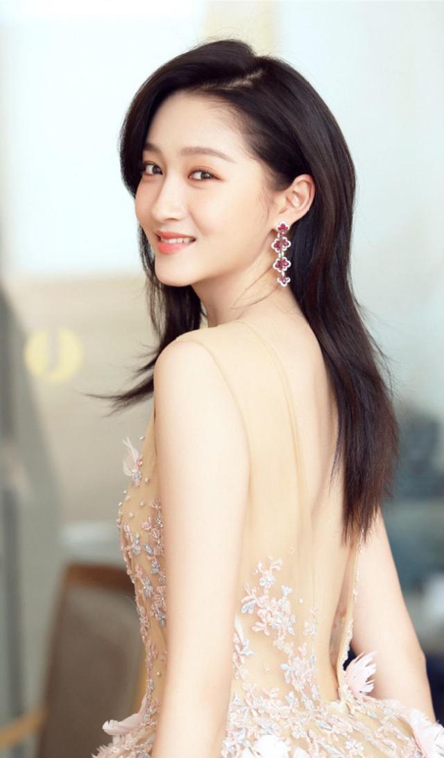 关晓彤礼服优雅写真