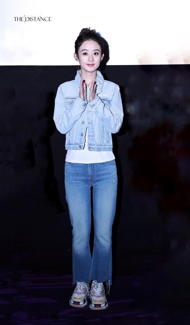 赵丽颖真瘦,牛仔阔腿裤都撑不起,网友:这张脸简直不敢评价