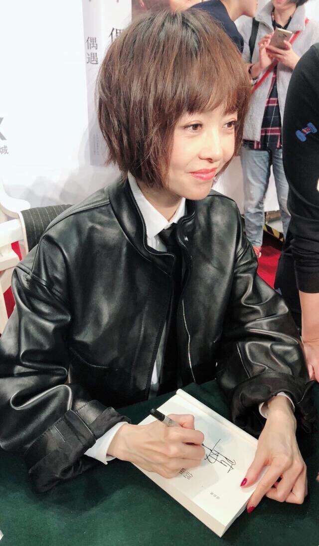 同是70后,贾静雯妩媚有女人味,而鲁豫比50后赵雅芝还显老