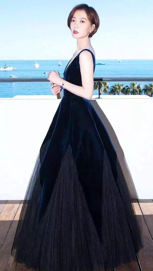 本以为袁姗姗戚薇的a4腰是全世界,直到看到了王珞丹的蝴蝶腰!