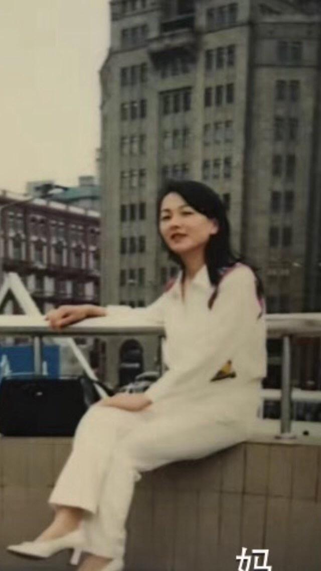网友晒自己母亲年轻时照片走红网络你觉得哪个最美