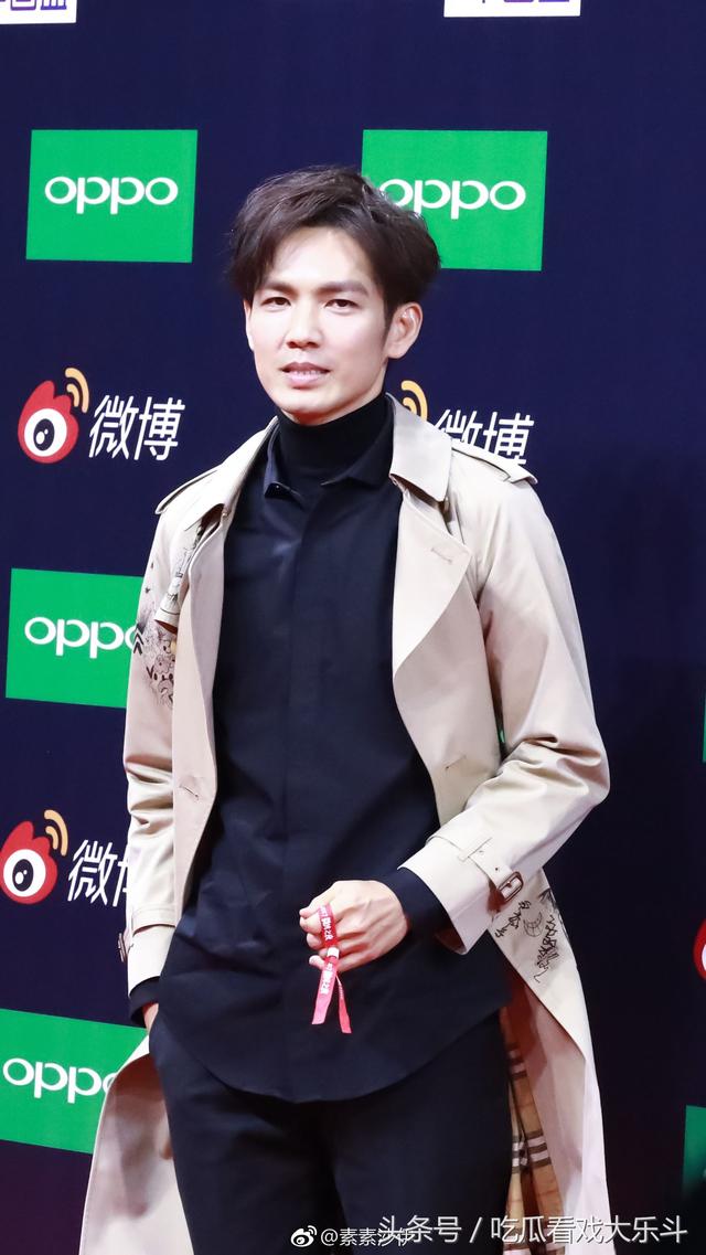 钟汉良一身卡其色风衣亮相微博之夜帅出新高度
