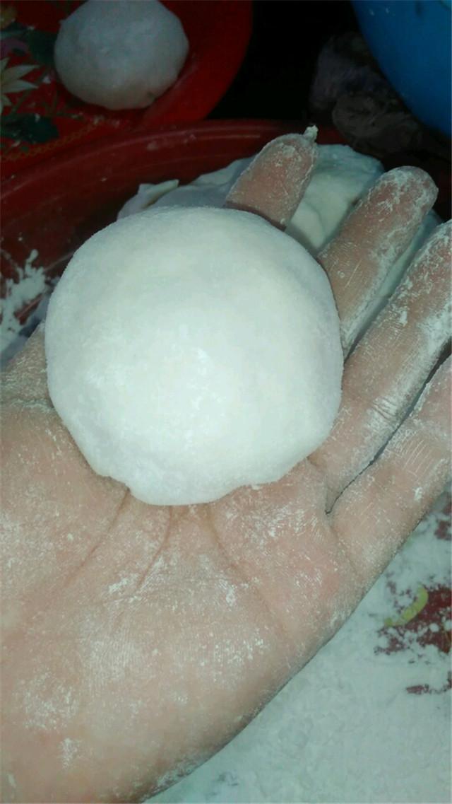 乡下老妈自制的韭菜肉沫粘米粑好吃