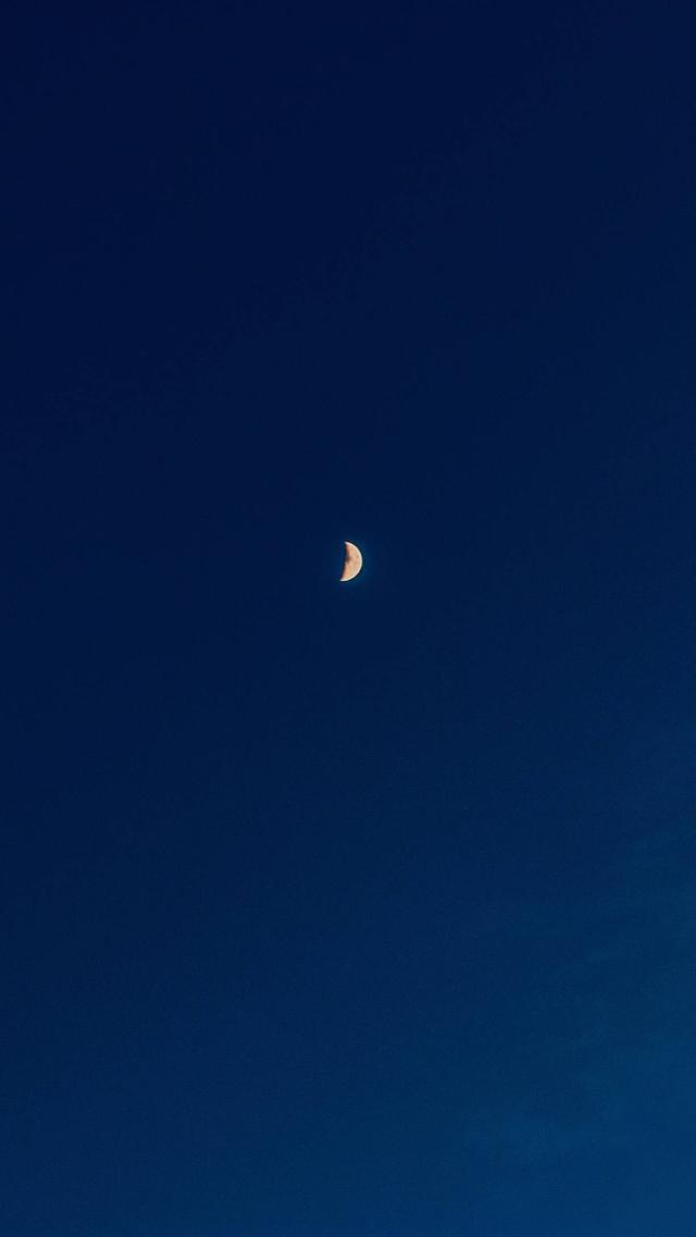 蓝色夜晚手机壁纸:受多大伤才会选择不再相信爱情