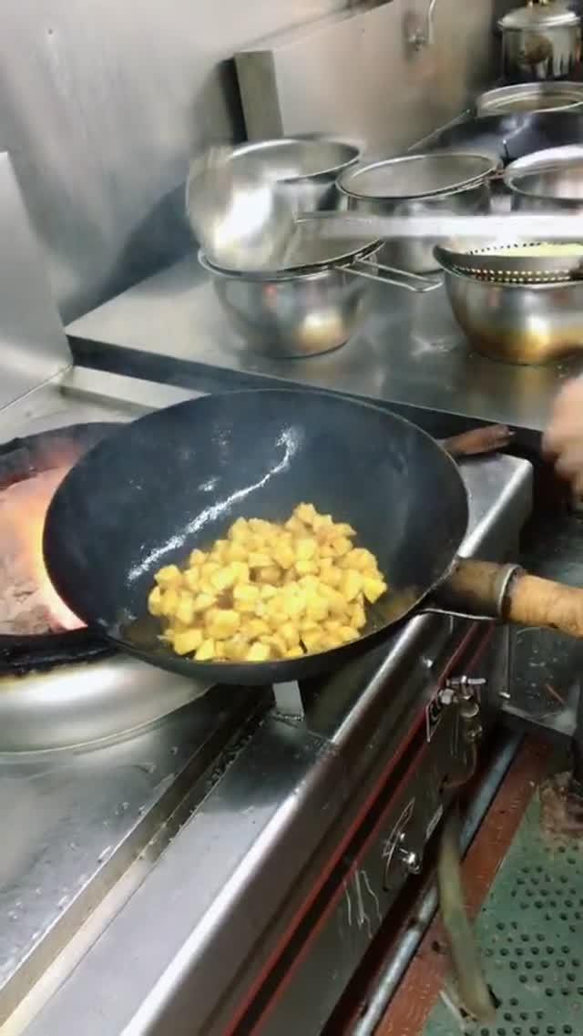 颠几下锅,再下入炸过的麦片(燕麦).