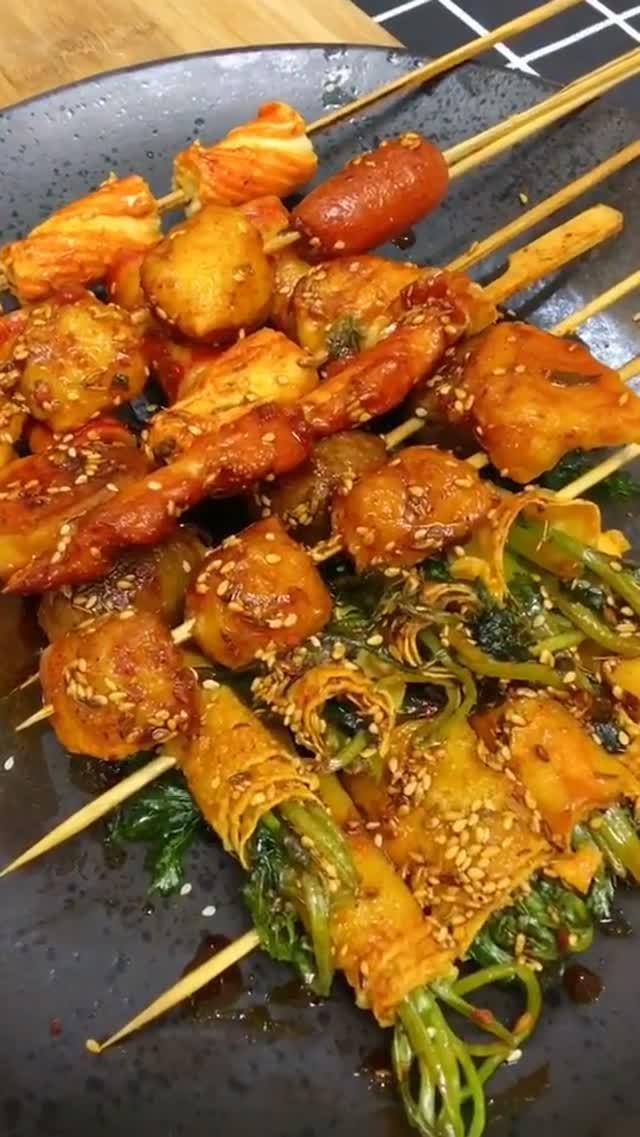 炸好的丸子,蔬菜豆腐干,找个干净的刷子沾点,给串串四周都涂抹上炸好