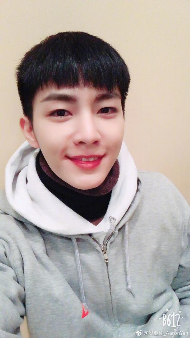 32岁炎亚纶仍然阳光帅气,如大男孩一般充满活力,感情生活却成迷