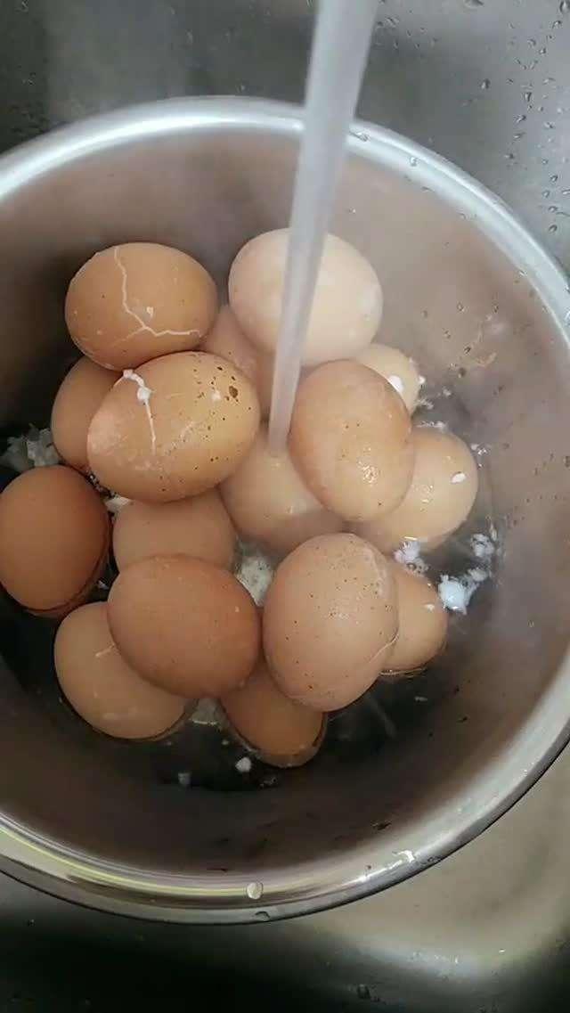 一个剥壳的好方法,鸡蛋放在灶台边轻轻敲一下,冷水下锅再稍微加点盐