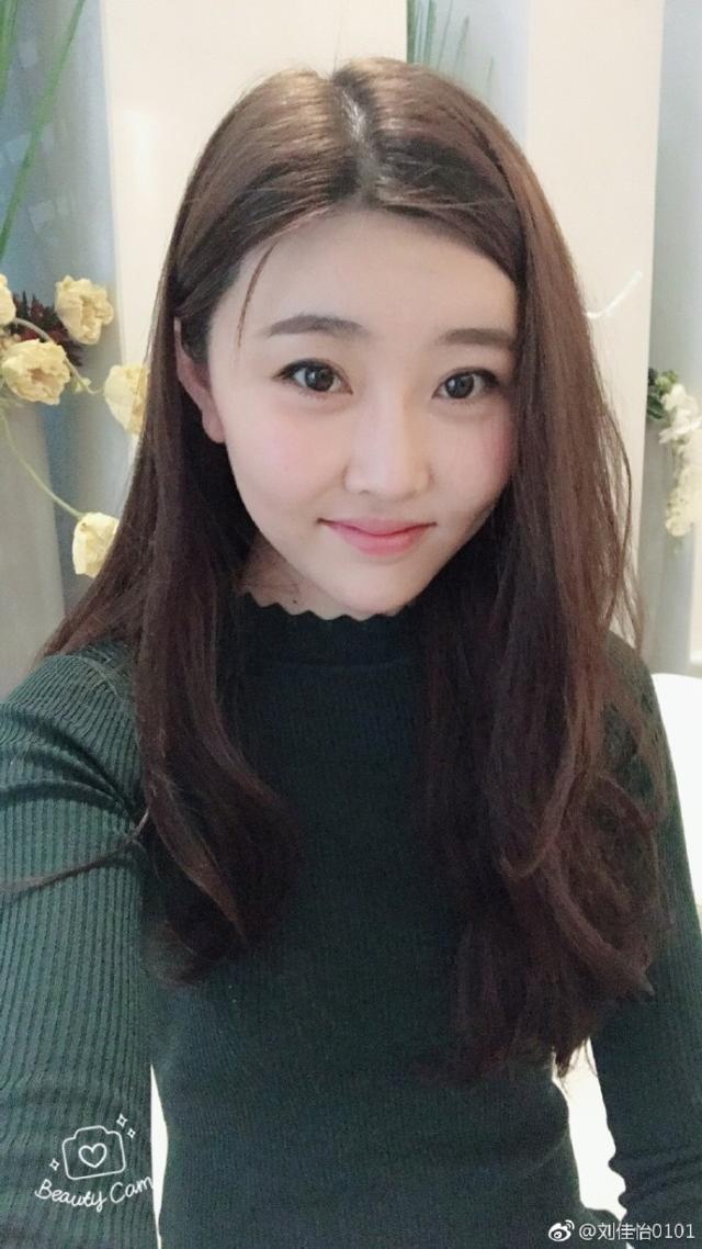 主播刘佳怡转直播平台,苦练绝地求生技术,网友嫌她低调给"差评