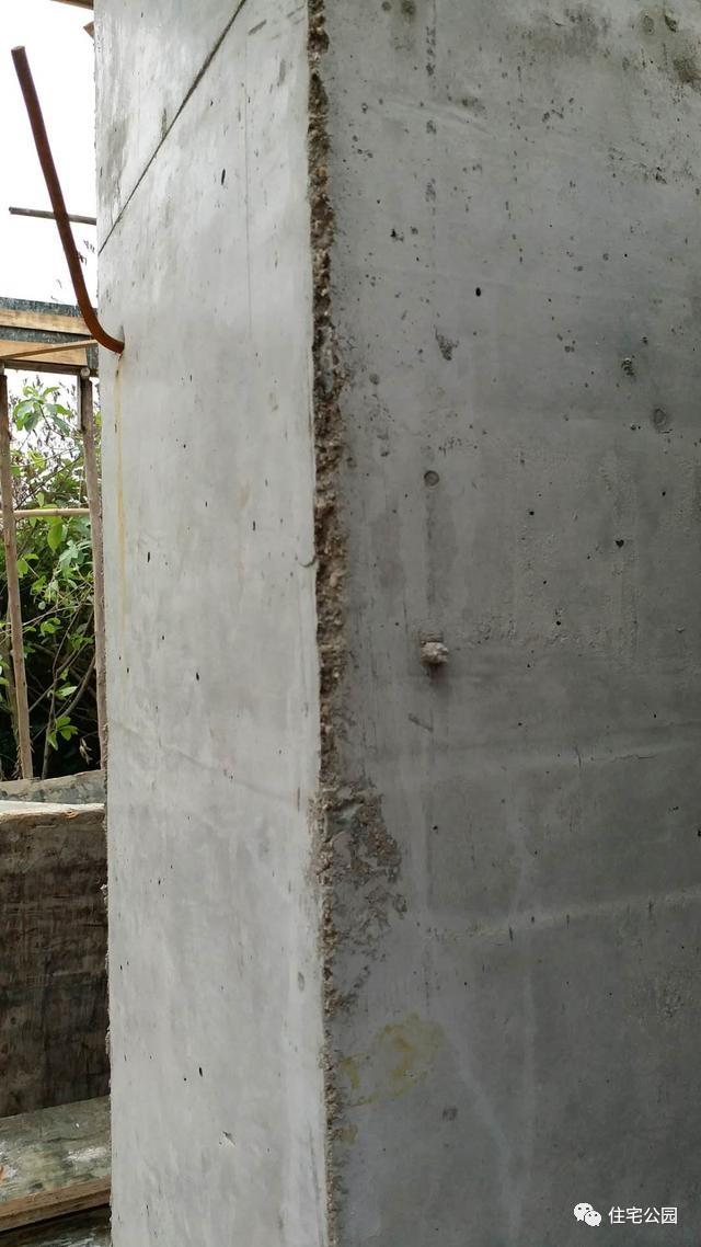 看看这些农村施工队,偷工减料把老百姓房子建成这样?不塌才怪!