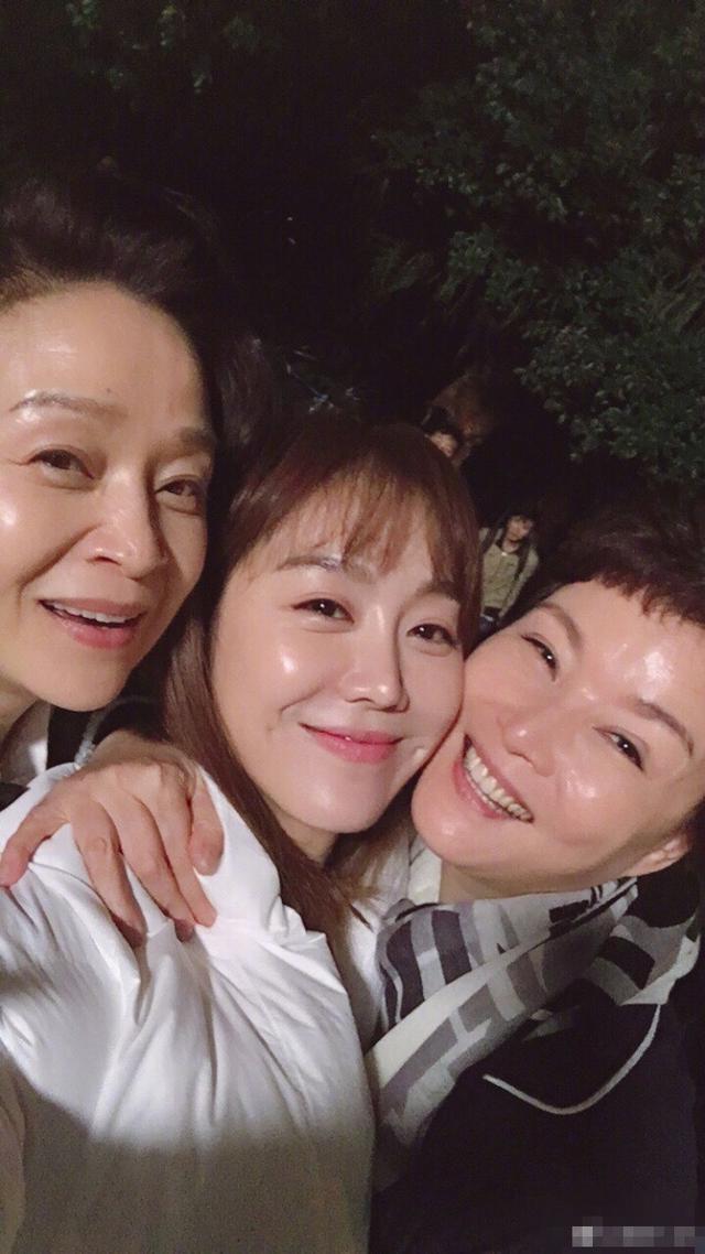 姜妍晒与老戏骨合照 年龄看起来相差只有十岁