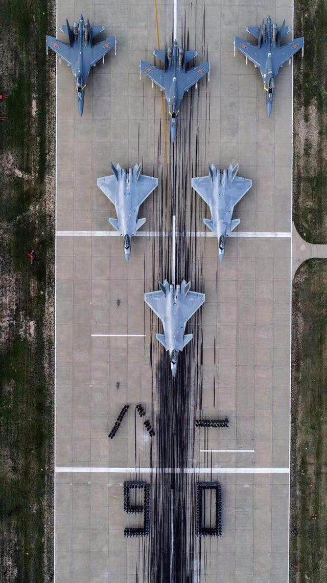 大象漫步!这就是中国空军军事实力,歼20和轰6战机漫步场景