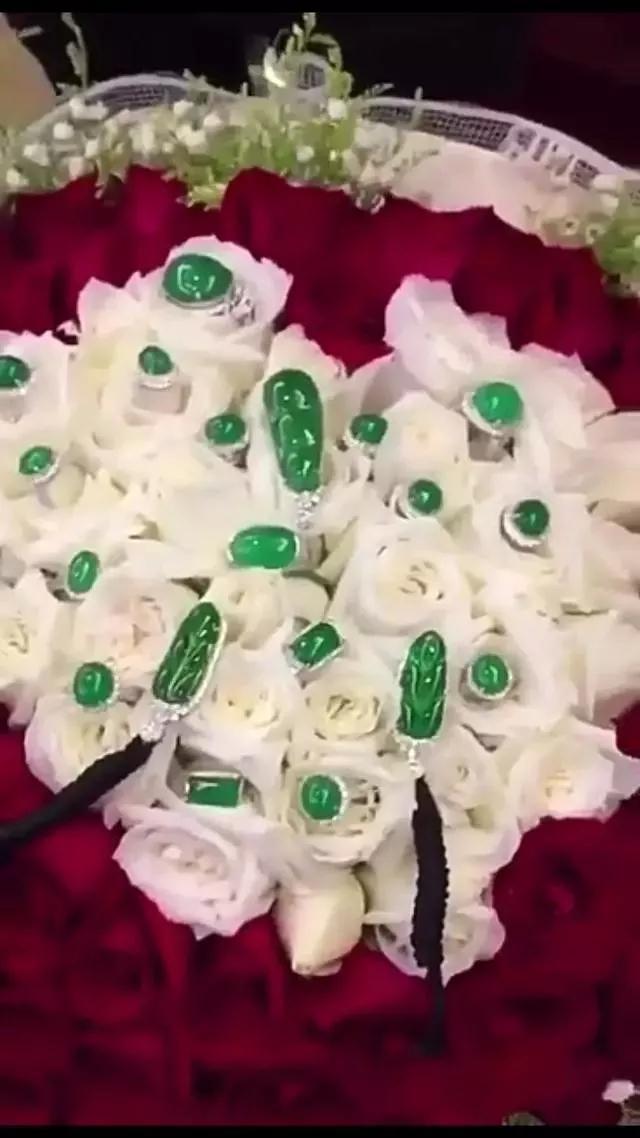 土豪为求婚新花样,千万翡翠直接用来镶在玫瑰花上,引爆全场!
