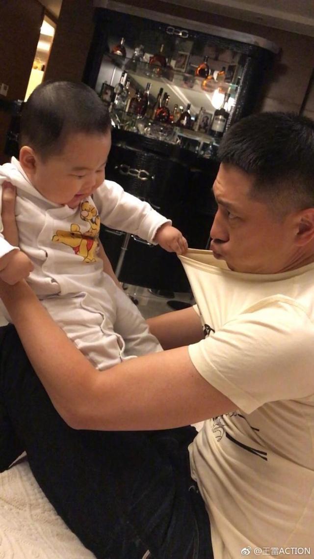 当妈的李小萌还是一张娃娃脸, 7个月大的帅儿子, 王雷父爱爆棚!