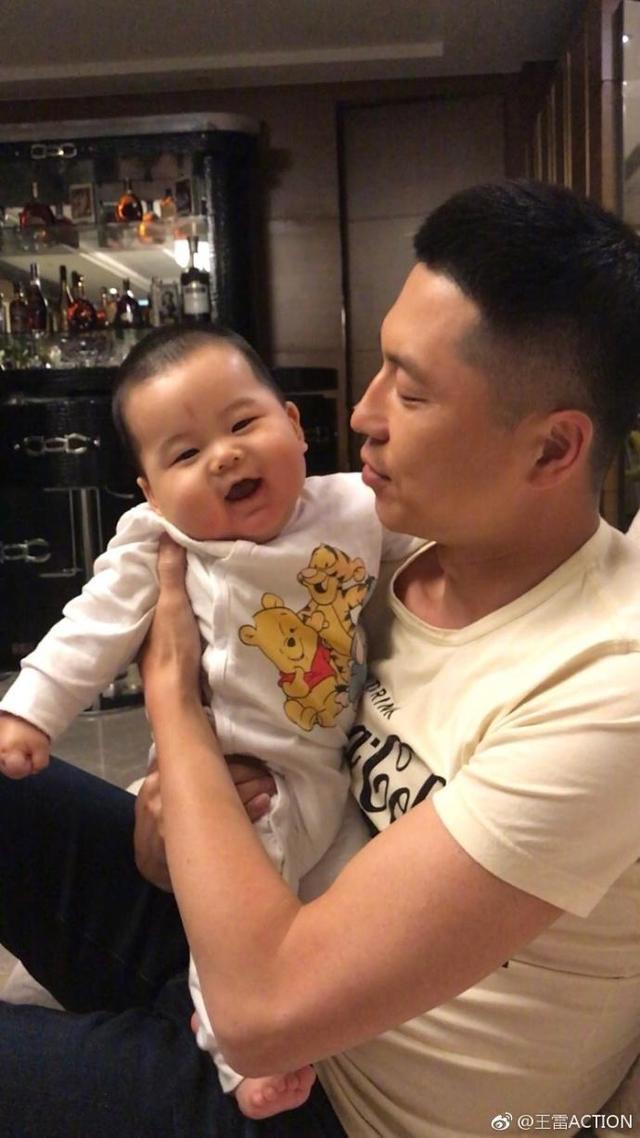 当妈的李小萌还是一张娃娃脸, 7个月大的帅儿子, 王雷父爱爆棚!