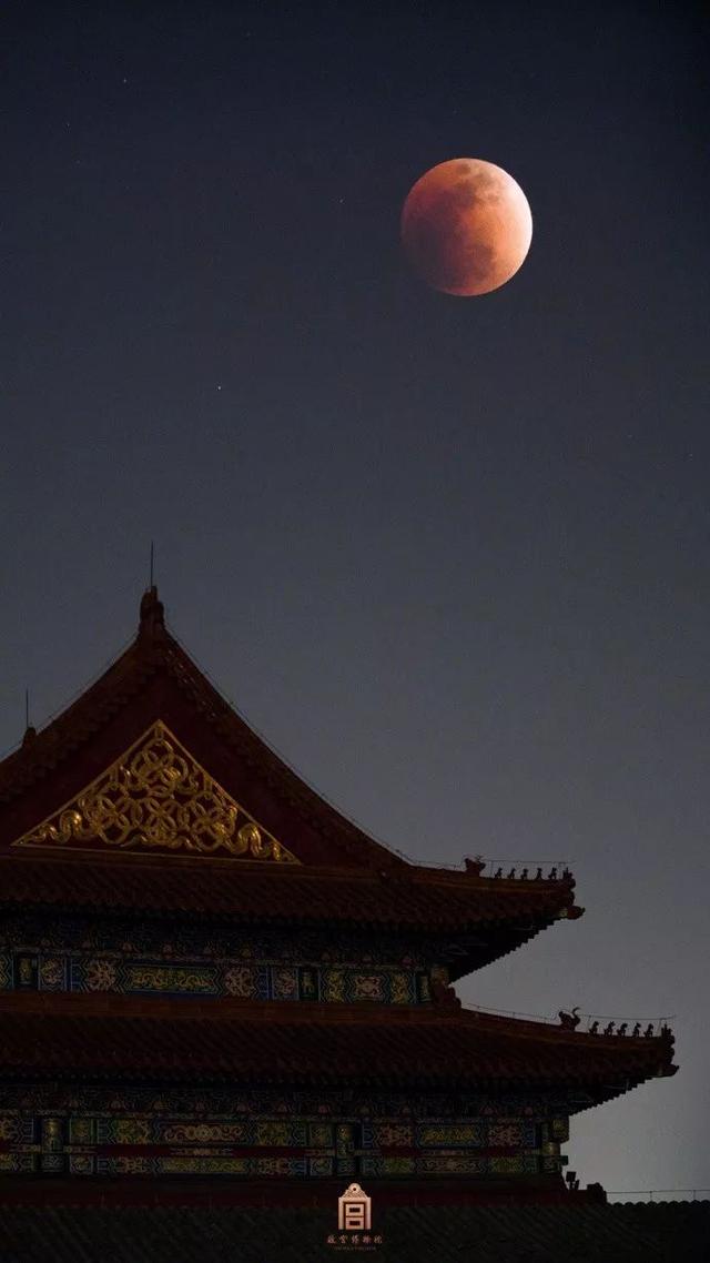 红色月亮高悬在紫禁城夜空超级月亮与故宫跨越百年的相逢
