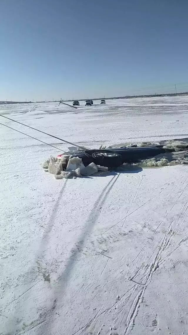 张家口一轿车坠入冰窟窿,现场惨不忍睹